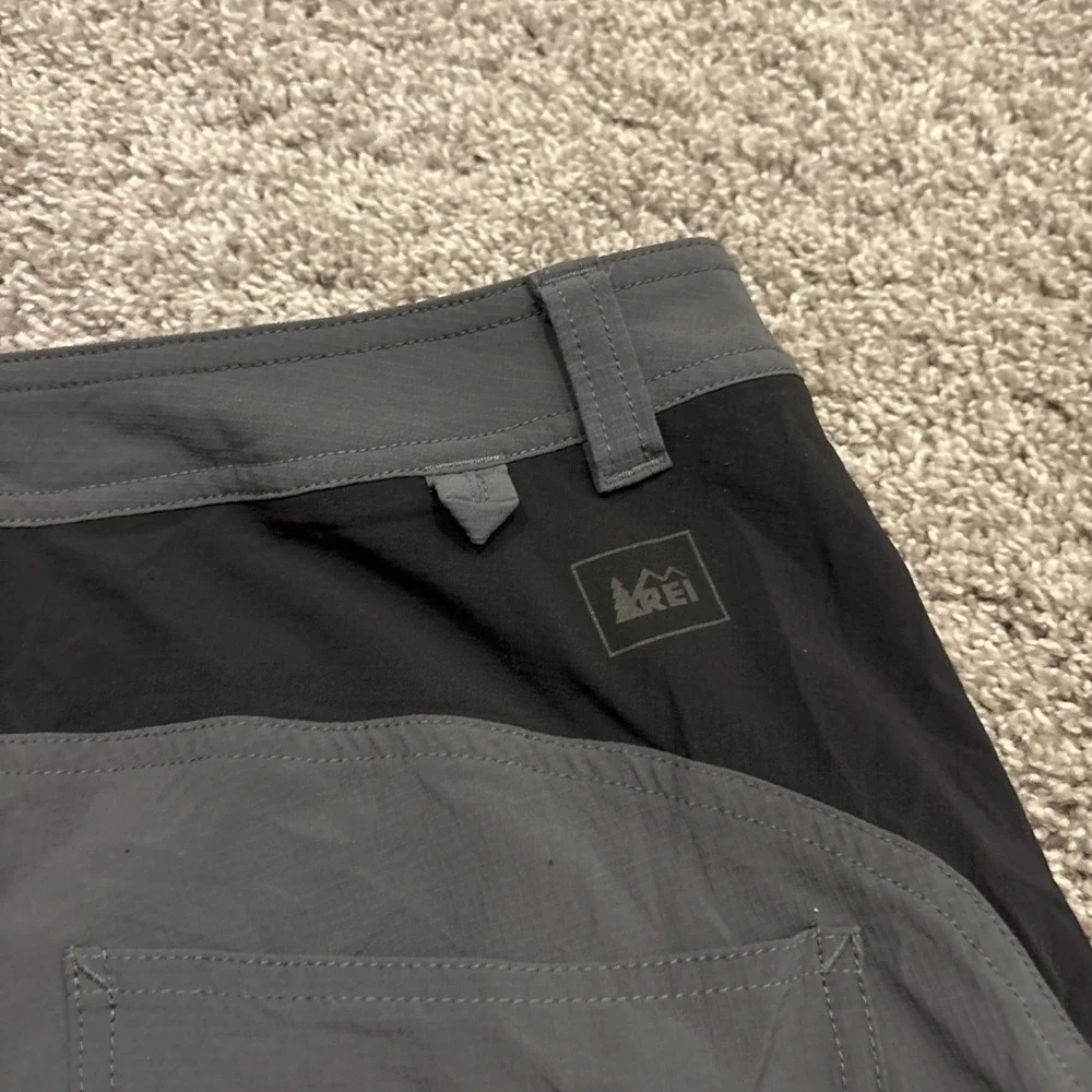 REI Shorts Mens 34 Stretch Hiking Outdoor Cargo Zipper Pocket Lightweight Comfy